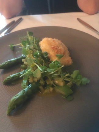 Los espárragos con huevo, también repetimos.