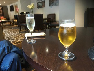 En el bar del hotel.