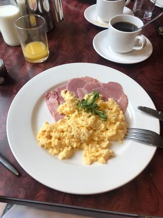 El huevo revuelto también lo bordan.