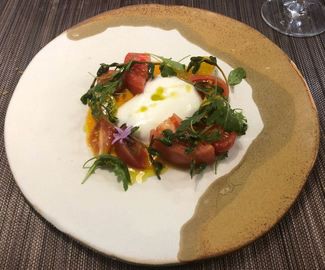 Ensalada de tomata amb mousse de llet d'ovella