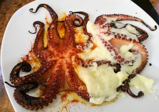 Pulpo all-i-oli y pimentón