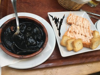 Txipirones en su tinta y pastel de cabracho