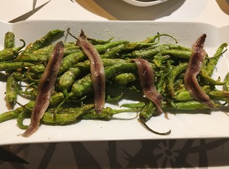 Piparras fritas con anchoas