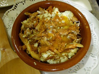 Huevos fritos con cantarelas del bosque y caviar de erizoa