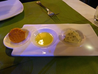 Aperitivos : AOVE arbequina, mantequilla de hierbas y  una sobrasada de cochino negro de la isla 