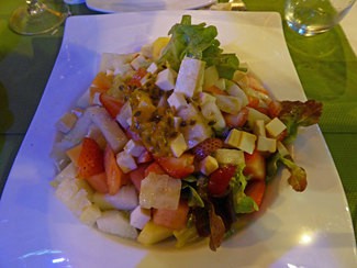 Ensalada de frutas tropicales, queso de cabra y vinagreta de mostaza y miel 