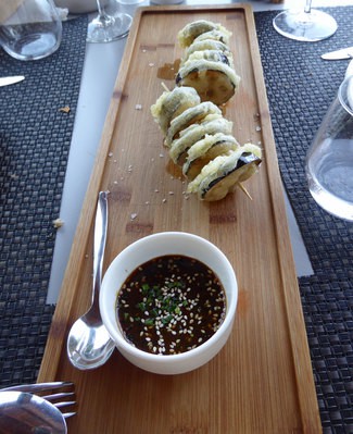 Mini berenjenas en tempura con vinagreta de misso