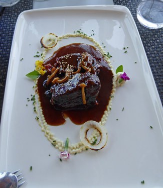 Tira de asado de black angus con teriyaki de trufa y crema suave de papas 