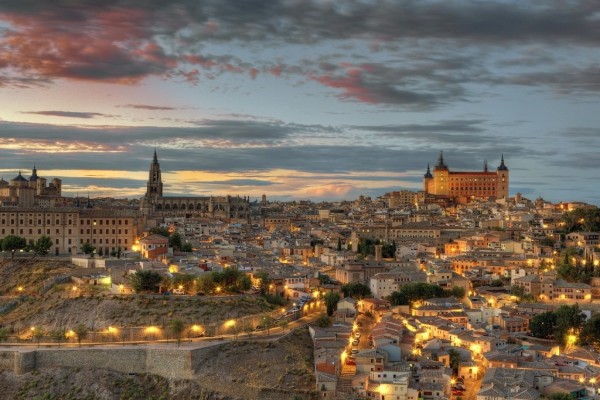 Un atardecer en Toledo con copa de vino incluida
