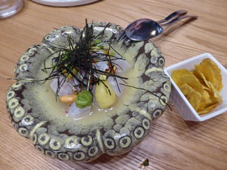 Ceviche tradicional de pescado blanco, aguacate, puré de batata y fideos nori 