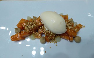 Tartar de papaya, vinagreta asiática y helado de citronella 