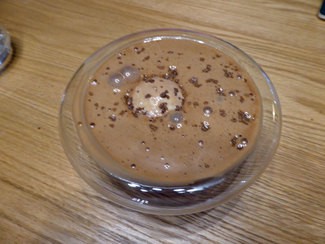 Espuma de chocolate, galleta María y helado de datiles