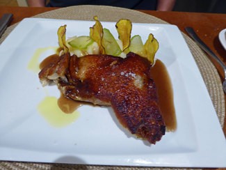 Cochinillo confitado, papa negra y manzana verde en texturas 