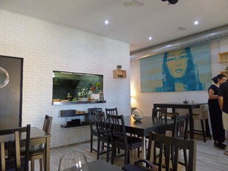 Vista parcial de la sala y cocina a la vista