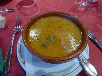 Sopa de mariscos y pescados con un toque de cilantro 