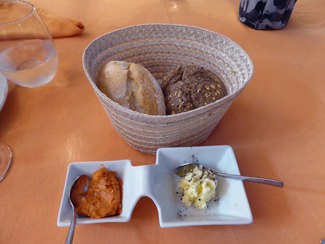 Pan casero y mantequillas