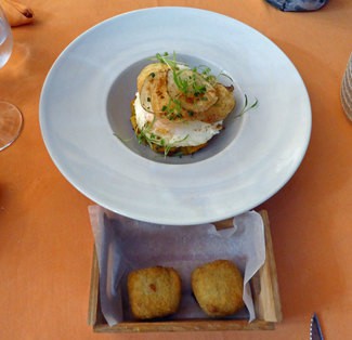 Media racion de Huevos rotos y croquetas 