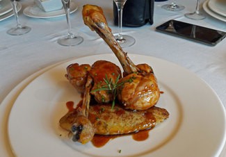 "Farcellets" de muslo de pollo lacados con soja sobre "Trinxat" de la Cerdaña