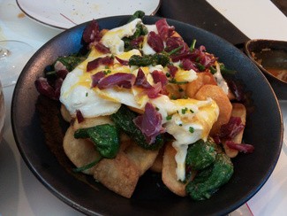 Huevos rotos con jamón y pimientos de Padrón