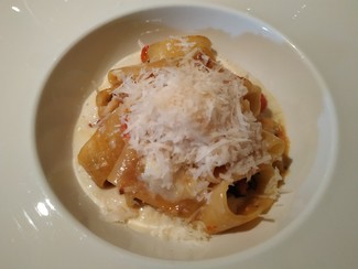 Paccheri con papada ibérica de bellota, hongo, morrón y parmesano