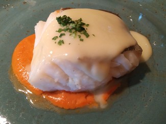 Bacalao desalado confitado, pil pil y crema del país