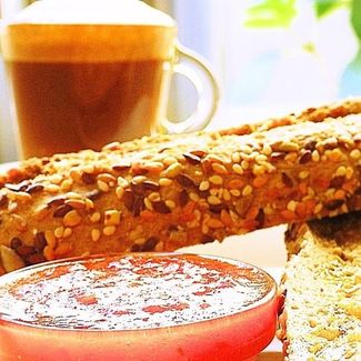 Desayuno con pan recién hecho