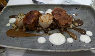 Crujiente de manitas de cerdo deshuesadas con vieiras