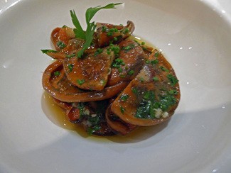 Salteado de niscalos con ajo y perejil