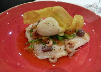 Alas de raya sin espinas con olivas y tomates