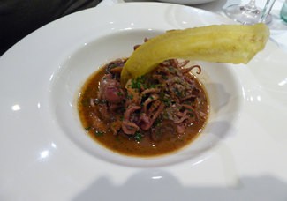 Pulpitos con niscalos, cebolla y alcachofas