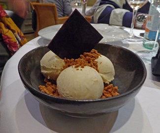 Postre : Tiramisú "músic", (mascarpone, moscatel, frutos secos y crumble de café).