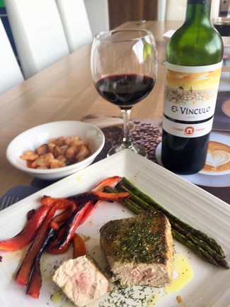 Con el pescado y las gambas al ajillo