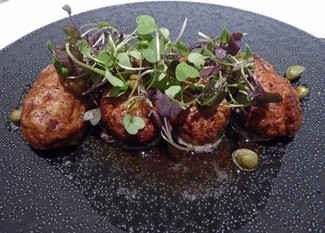 Sesos de cordero lechal a la  mantequilla negra y  alcaparras