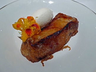 Postre : Torrija caramelizada con helado de romero