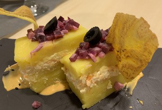 Causa limeña de quinoa y cangrejo con lima y ají panca