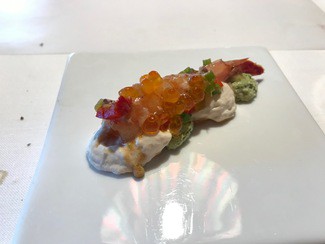 Gamba roja confitada sobre espuma de pistacho