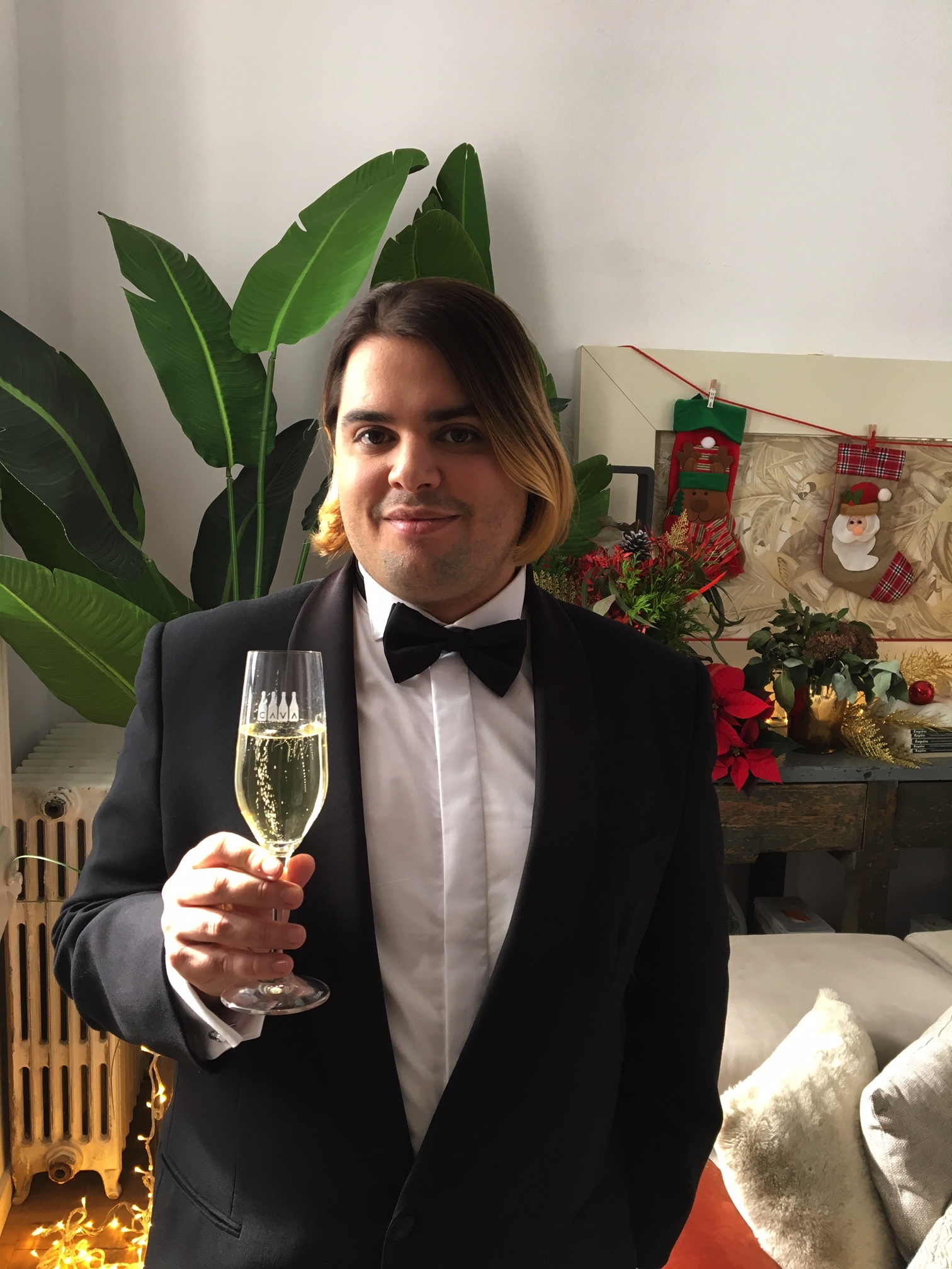 El actor Brays Efe protagoniza la campaña de Navidad de la DO Cava en redes sociales