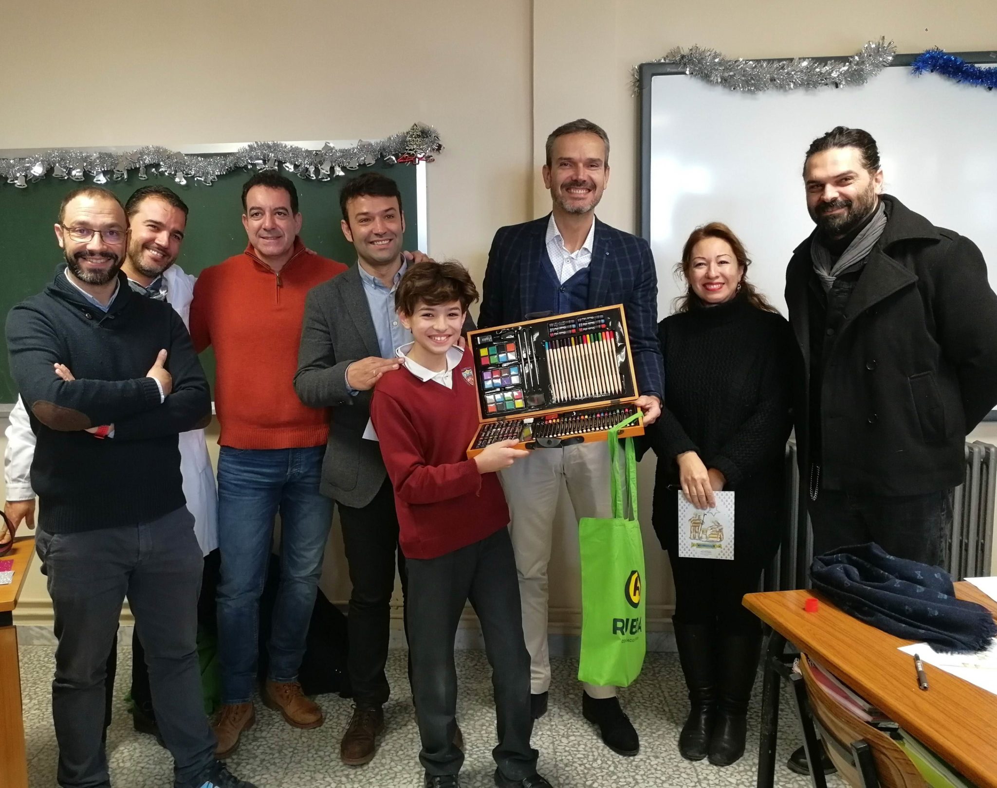 La D.O. Rueda felicita las fiestas con un original belén elaborado con corchos de vino.