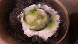 Ostra, licuado de jengibre, apio, pepino, manzana verde y lima.