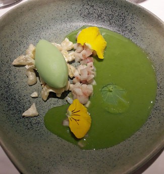 Tartar de anguila ahumada, cortezas de cerdo bañadas de oro, sorbete de manzana y sopa de ostras y berros