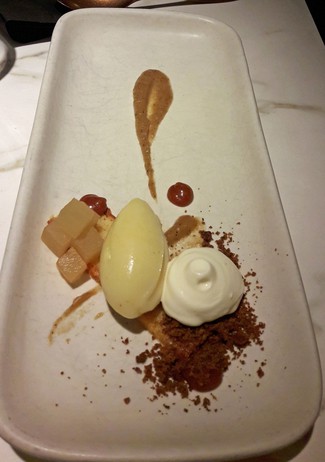 Postre : Pera, curry madrás, lassi de maracuyá