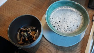 Infusión de trompetas de la muerte y te chino ahumado con mantequilla noisette y trompetas de la muerte encurtidas con miso dulce y shimejis.