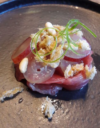 Esqueixada de atún con migas y piñones.