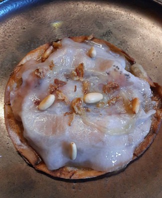 Coca a la brasa con Boletus Edulis a la brasa, langostinos de Sant Carles de la Ràpita y papada ibérica.