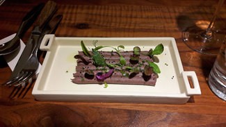 Hummus de judia azuki, piparra, semillas y flores