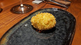 Croqueta casera de bacalao con confitura de pimientos rojos