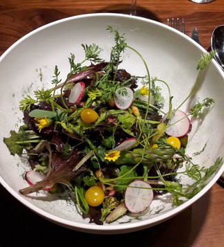 Ensalada de brotes, algas, granada, espárragos, verduritas y setas...