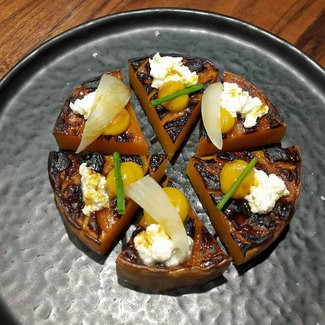 Calabaza a la brasa, mató de Can Claperol, cebolla confitada