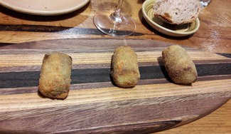 Croqueta de rabo de vaca y trompetas de la muerte