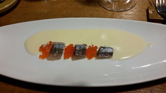 Ajoblanco con sardina ahumada y huevas de trucha.